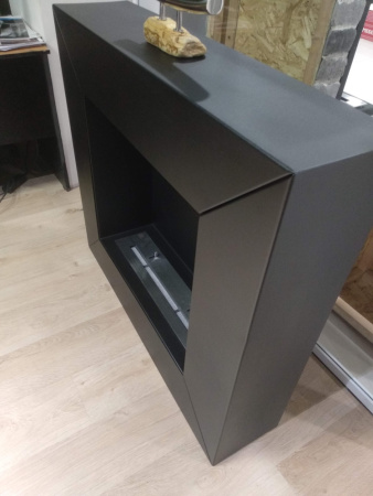 Биокамин в металлическом портале Firezo Kvadro